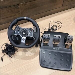 Logitech G920 Driving Force Racing Wheel and Floor Pedals. Black.